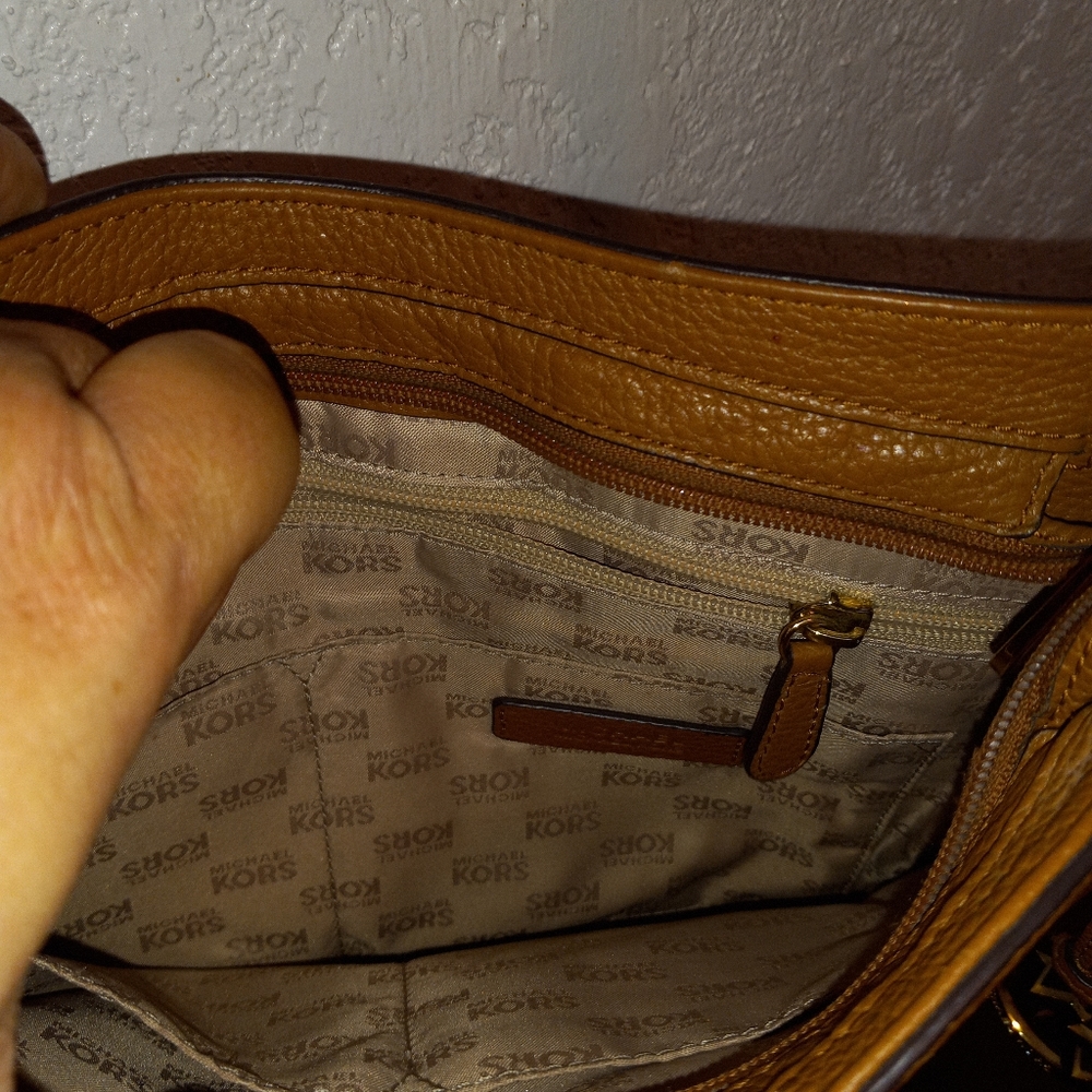 Michael kors purse - Picture 4 of 8